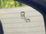 【ブラインドスポットインフォメーション】走行中、ドアミラーの死角になりやすい箇所に後続車が接近するとサイドミラー付近に警告を表示、ドライバーに注意喚起をしてくれます。