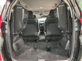 3列目シートを跳ね上げればラゲッジスペースを更に広く使えます。