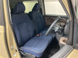落ち着いた色味のシートカラーです。ベンチシートなので運転席から助手席間の移動がスムーズです。