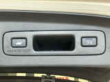 お好みの位置で止められるメモリー機能付の電動リアゲートです!後ろが狭い駐車場でもスムーズに荷物を積めて、さらに背が低い人の手がムリなく届く高さで止めることも可能です!