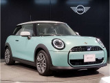 MINIのフロントグリルのデザインはイギリスで生まれた当初から、シルバーのサイドバーが折り重なった伝統的なデザインで御座います。その伝統はBMWのお車になってからでも少しずつ形を変えて守られております