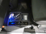 助手席足元にパンク修理キットを装備しております。