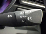 【オートライト】車外の明るさに応じて、自動的にライトの点灯・消灯をしてくれます。