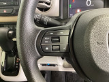 ステアリングにオーディオ操作スイッチが付いています。オーディオ画面に直接タッチしなくても操作が出来ますので、運転に集中できます。