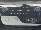 【左右分離型フルオートエアコン】運転席と助手席でそれぞれお好みの温度設定が可能で全席にも適切な空調をお届け致します。