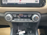 お好みの温度に合わせれば自動的に調節、オートエアコン装備。年中快適な車内。