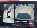 上空から見下ろしているかのような映像をディスプレイに映し出し、スムースな駐車をサポートします。画面は「トップビュー」のほか「サイドブラインドビュー」への切り換えが可能。ますます安心です