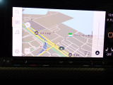 Discover Pro、10インチタッチスクリーンで操作はスマートフォンのように画面上を軽くタッチするだけ、モニターとメーターにおけるナビゲーションマップの同時表示も可能です。
