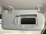 【運転席サンバイザー】鏡が付いているのでメイク直しなどにも便利★