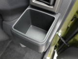 カップホルダーは運転席や助手席からちょうど手の届く位置です!!