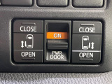 【両側パワースライドドア】スマートキーや運転席のスイッチで後席両側スライドドアの開閉が可能♪電動だから力を入れてドアを開ける必要が無く、小さなお子様でも簡単に開け閉めでき快適です♪