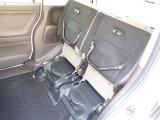 ◆チップアップ&ダイブダウン機構付【ULTR SEAT】は後席座面を左右分割で跳ね上げることができます。トランクで積載できない背の高い荷物をラクラク収納できます。ホンダ車ならではの人気装備です。