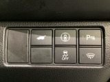 ハンドルの右側にHondaセンシング用のメインスイッチとパワーテールゲートスイッチがついています。パワーテールゲートスイッチは車内からでもテールゲートの開け閉めを電動でできます。