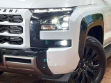 【LEDヘッドライト】悪天候や夜間走行時も良好な視界を確保し安心して運転できる高輝度LEDヘッドライトを装備!点灯速度が早く、消費電力も抑えられています。