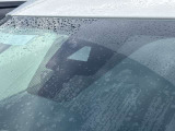 フロントガラスの上部には衝突軽減ブレーキの装置も付いており、より安全に運転を楽しんでいただくことができます。