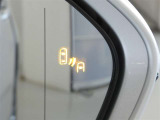 ブラインドスポットモニター装備。隣車線を走る車両を検知。ドアミラーでは確認しにくい後、側方エリアに存在する車両や急接近してくる車両も検知しドアミラーに搭載されたLEDインジケーターが点灯します。