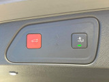 ●電動リアゲート:ワンタッチでリアゲートの開閉ができ、荷物などで両手が塞がっている状態でも簡単に開閉ができる便利機能です。