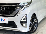 【LEDヘッドライト】悪天候や夜間走行時も良好な視界を確保し安心して運転できる高輝度LEDヘッドライトを装備!点灯速度が早く、消費電力も抑えられています。
