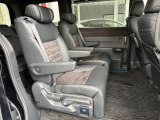 後部座席のお写真です。キャプテンシートでゆったりおくつろぎ頂けます♪
