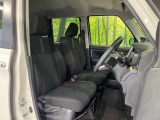 運転席まわりには十分なスペースがあり、大柄な方でもゆったり運転していただける環境です。