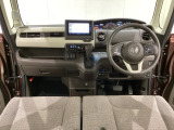 車内は光触媒抗菌消臭施工済です。インパネ周りはスタイリッシュなデザインで機能や装備も充実しています。グローブボックスやカップホルダーのほかにトレーなどたくさんの収納スペースが付いています。