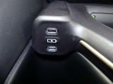 充電用USB端子付き。スマートフォンなどの充電に便利です。