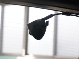 この車にはリアにもドライブレコーダーを装備しております◆映像・音声などを記録する自動車用の装置です。 もしもの事故の際の記録はもちろん、旅行の際の思い出としてドライブの映像を楽しむことができます。