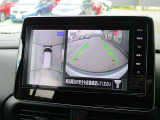 自車を真上から見下ろすように映し出すので周囲の状況が分かるアラウンドビューモニター搭載。フロントカメラとしても使用できます。車庫入れなど苦手な人の頼りになる助っ人です。