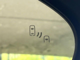 【ブラインドスポットモニター】走行中、ドアミラーの死角になりやすい箇所に後続車が接近するとサイドミラーのレンズに警告を表示!ドライバーに注意喚起をしてくれます。