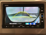 リバースギアに入れるだけで後方の表示へ切り替わります。夜間や雨の日の駐車も楽になりますよ。