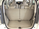 開口部も広く荷物の積み下ろしもしやすいお車となっております。シートを前方にスライドさせれば、さらに荷室を広げられます。また、床下にも収納スペースがあります。