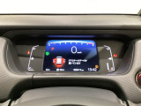 デジタル表示のスピードメーターとタコメーター、燃費やオドメーターなどの表示の他に、ホンダセンシング機能などの表示もできる多機能なマルチインフォメーション・ディスプレイです。