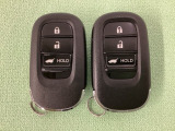 スマートキーを装備しています。鍵を差し込むことなくドアロックの開け閉めと、スタートボタン操作でのエンジンスタートができます。ボタン操作でトランクが開けられる電動テールゲートのボタンもついています。