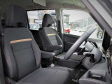 『ハイウェイスタ-』らしくスポ-ティ-な印象のブラック系インテリア。 前席にはSRSサイドエアバッグを備えています。