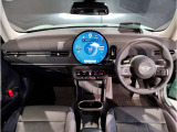 MINIの内装はとにかく『円』に拘ったデザインコンセプトが一目で伝わってきます。これほど円形に拘った車は他に御座いません。伝統のデザイン、トグルスイッチなど遊び心のある内装で御座います。