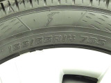 純正のホイールキャップ装着!アルミホイールとは異なり、キズが付いた時は交換で済みますので経済的ですね。
