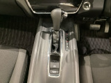 CVT車のセレクトレバーです。低速から高速まで、変速ショックのないスムーズな走りと、エンジン効率のよい領域を維持して燃費にも貢献します。サイドブレーキはスイッチ操作の電子制御パーキングブレーキです。