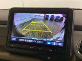 リバースギアに入れるだけで後方の表示へ切り替わります。夜間や雨の日の駐車も楽になりますよ。