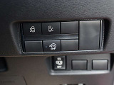 運転席の右側にはアイドリングストップ、ハンズフリーオートスライドドア等のスイッチがあります。