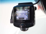 ◆ドライブレコーダー◆映像・音声などを記録する自動車用の装置です。 もしもの事故の際の記録はもちろん、旅行の際の思い出としてドライブの映像を楽しむことができます。