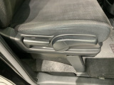 シートハイトアジャスターが付いているので運転姿勢を調整するのに便利ですね。身長に合ったシートポジションは安全運転や疲労軽減にもつながります。