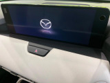 【12.3インチマツダコネクト】車内の雰囲気にマッチした大型ディスプレイ。スマホ接続でのナビ使用やBluetooth再生等、様々な機能が楽しめます。直感的なダイヤル操作が可能で、使い勝手も良好です。