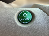 ワンタッチで省燃費走行をサポートするECONスイッチを装備。
