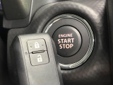 【キーレススタートシステム】カバンやポケットに入れたままでもドアの施錠・解錠が可能なスマートキーを装備。エンジンのオン・オフ時もカギを取り出す必要が無いからとっても便利です♪