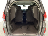 3列目シートを跳ね上げて、2列目シートを最前までスライドさせれば広い荷物スペースが出現します。床面は段差も少なく荷物の出し入れもしやすくなっています。
