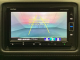 バックでの車庫入れも安心です! リアカメラが付いているバックモニター付のナビを装備しております。操作線もついており距離感も画面から確認できます。