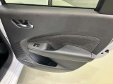 【後席ドア】ボトルホルダーが付いているので、後席でもゆっくり過ごせます♪