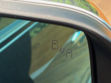 【ブラインドスポットワーニング】走行中、ドアミラーの死角になりやすい箇所に後続車が接近するとサイドミラー付近に警告を表示、ドライバーに注意喚起をしてくれます。