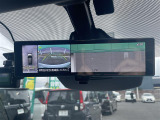 【デジタルインナーミラー】車両後方カメラの映像をミラーに映すことが出来ます。 そのため、後席に人や荷物があって後方が見えづらい場合でもしっかり視界を確保することが出来ます。
