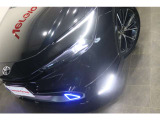 【シグネチャーイルミ】イグニッションONで常時点灯するシグネチャーイルミ。ロアグリルが青く光り、フロントフェイスが引き締まります。